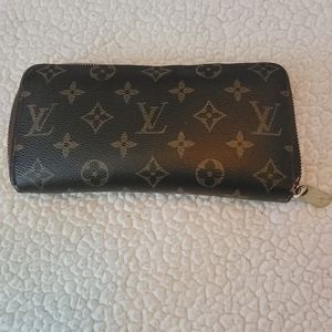 Authentic Louis Vuitton Monagram Zippy Wallet
